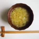 zuppa di miso con verza e cipolla