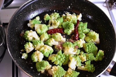 ロマネスコのパスタの作り方　pasta con broccolo romanesco e acciughe
