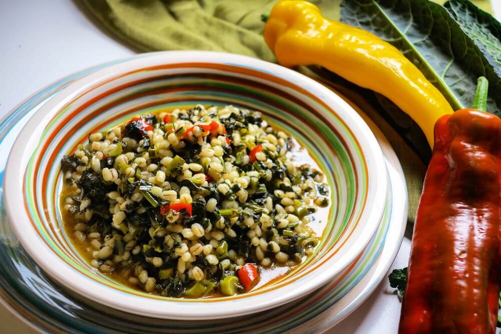 minestra di orzo e cavolo nero