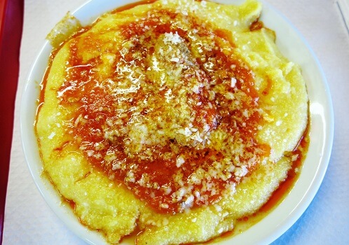 ポレンタとサルシッチャのトマト煮