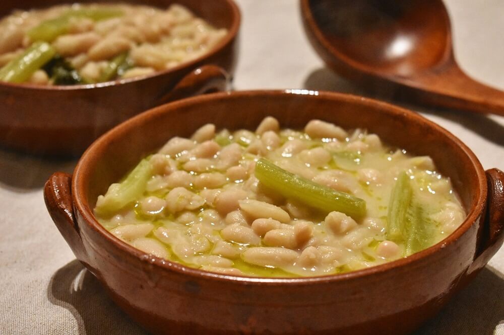 Zuppa Di Fagioli Cannellini E Sedano Bacchette E Pomodoro