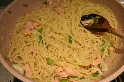 spaghetti con salmone e cipollotti