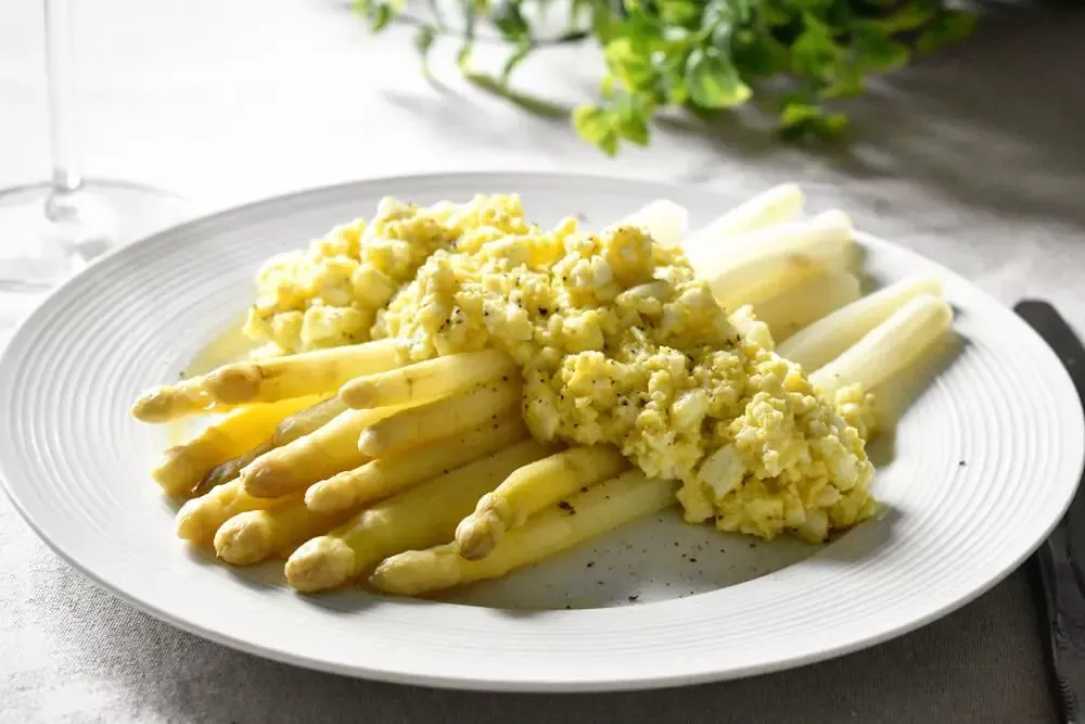 asparagi bianchi alla veneta ホワイトアスパラガスのヴェネト風の作り方