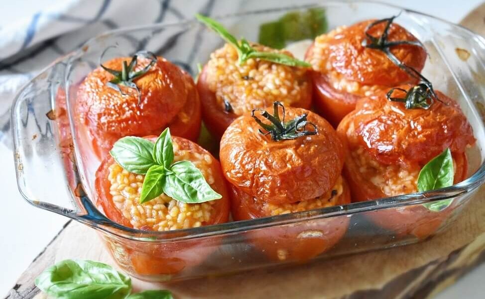 トマトとお米のリピエノ（ファルシ）　pomodori riipieni con riso e parmigiano