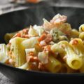 トピナンブールとサーモンのパスタ pasta con topinambure e salmone affumicato