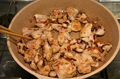 鶏もも肉とズッキーニのスパイシー味噌炒め　pollo e zucchine al spacy miso