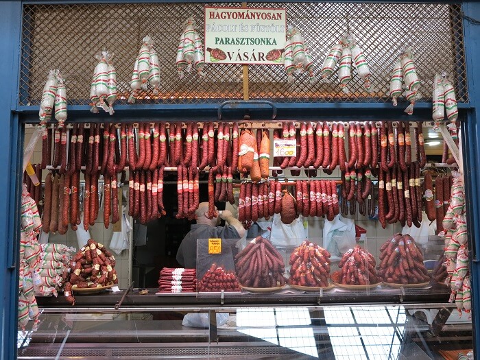 ブダペスト中央市場のサラミ売り場