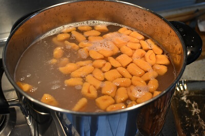 Gnocchi di patate dolci con gorgonzola e speck さつま芋のゴルゴンゾーラソースニョッキ
