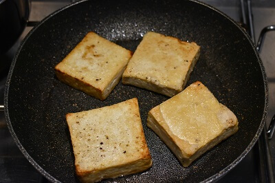 tofu con la salsa di brodo dashi e salsa di soia こんがり焼き豆腐の出汁醬油