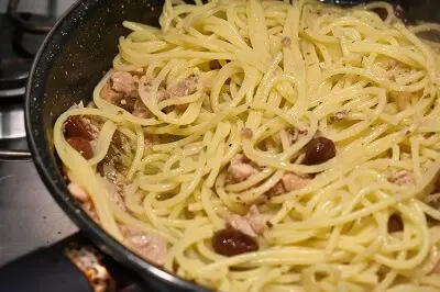 spaghetti con tonno olive e capperi / ツナ缶とオリーブのパスタ