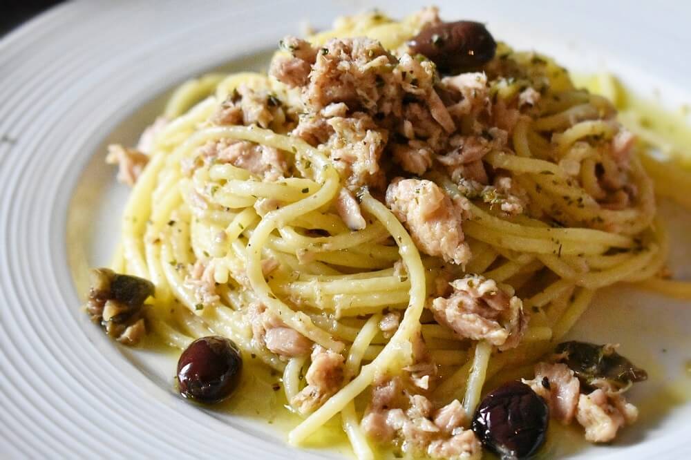 spaghetti con tonno olive e capperi / ツナ缶とオリーブのパスタ