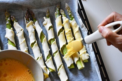 アスパラガスのパイ生地巻き/ involtini di asparagi con pasta sfoglia