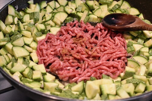 fusilli con zucchine e carne macinata / ズッキーニと牛ひき肉のパスタ